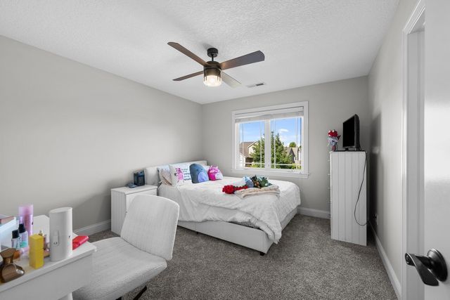 852 STONEBRIDGE Circle, Eldridge, IA 52748