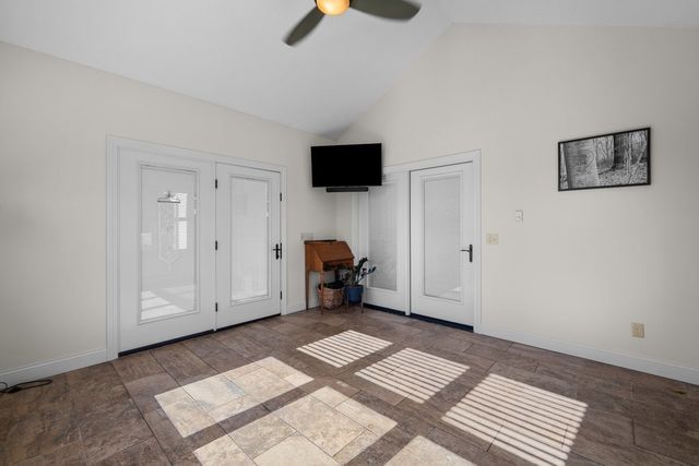 852 STONEBRIDGE Circle, Eldridge, IA 52748