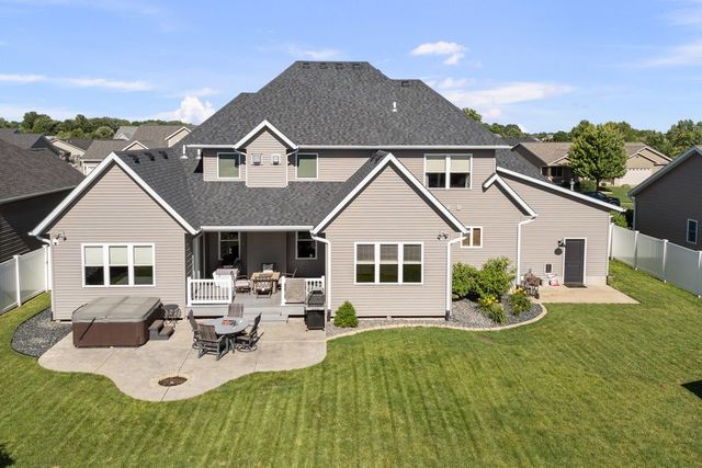 852 STONEBRIDGE Circle, Eldridge, IA 52748