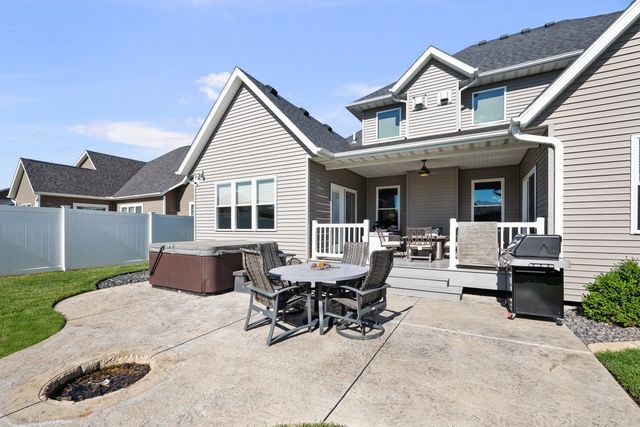 852 STONEBRIDGE Circle, Eldridge, IA 52748