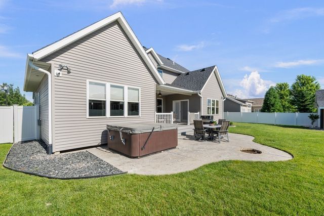 852 STONEBRIDGE Circle, Eldridge, IA 52748