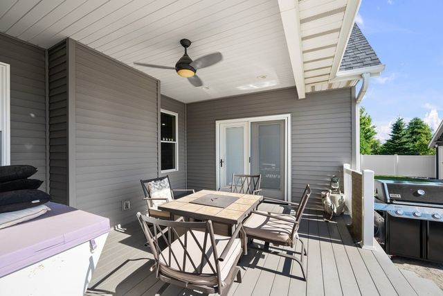 852 STONEBRIDGE Circle, Eldridge, IA 52748