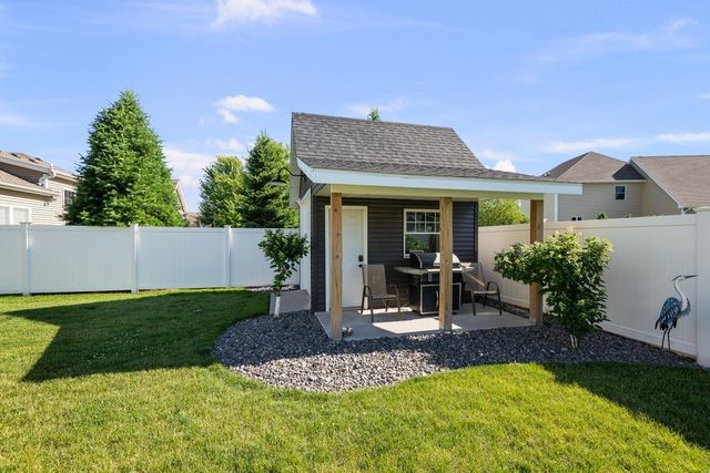 852 STONEBRIDGE Circle, Eldridge, IA 52748