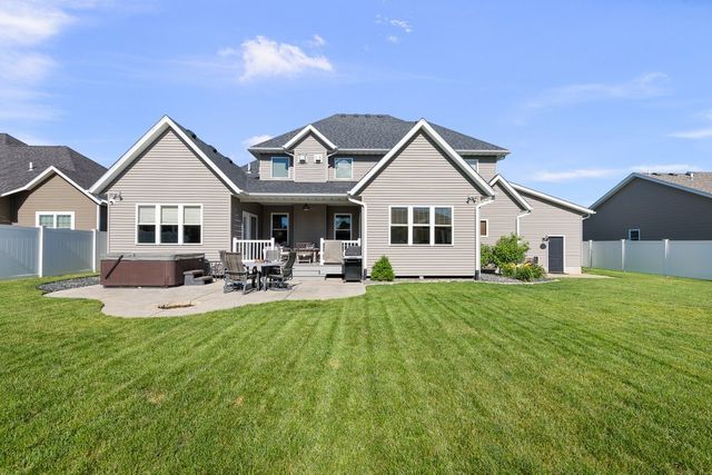 852 STONEBRIDGE Circle, Eldridge, IA 52748