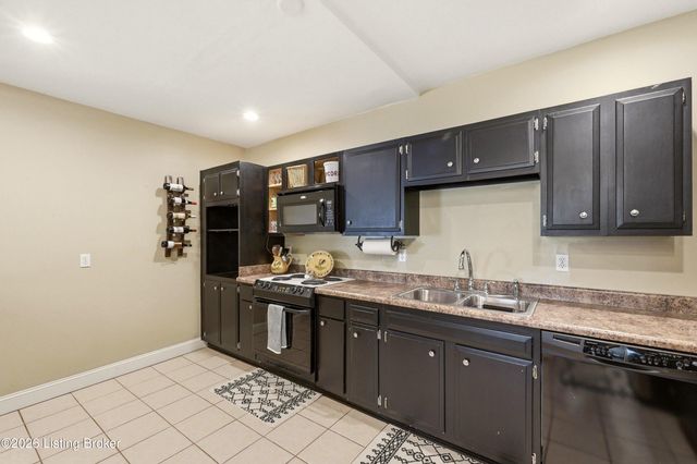 3419 Mt Rainier Dr, Louisville, KY 40241