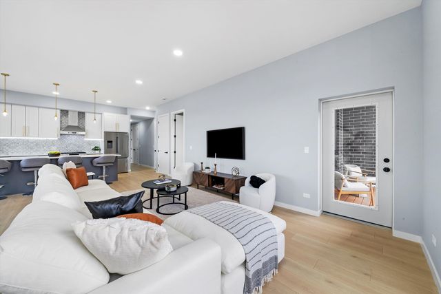 5830 N Lincoln Avenue 2S, Chicago, IL 60659