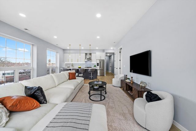 5830 N Lincoln Avenue 2S, Chicago, IL 60659