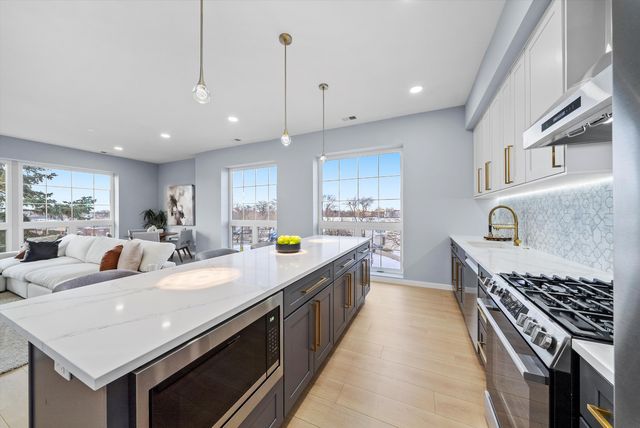 5830 N Lincoln Avenue 2S, Chicago, IL 60659