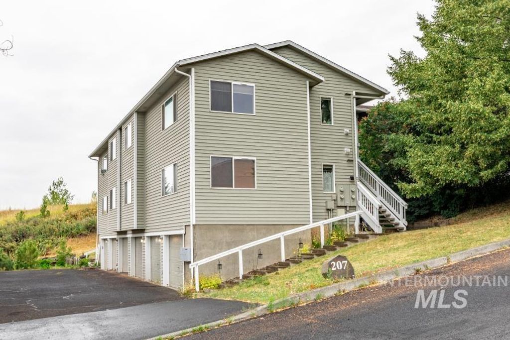 207 Lathen St Apt B B, Moscow, ID 83843