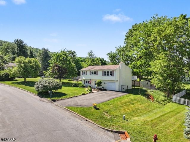 14 Bettino Dr, Ogdensburg Boro, NJ 07439