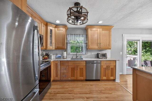 14 Bettino Dr, Ogdensburg Boro, NJ 07439