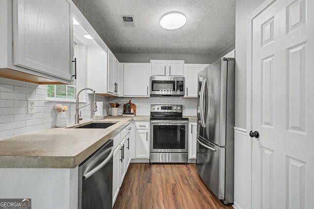 185 Creekside Drive, Grantville, GA 30220