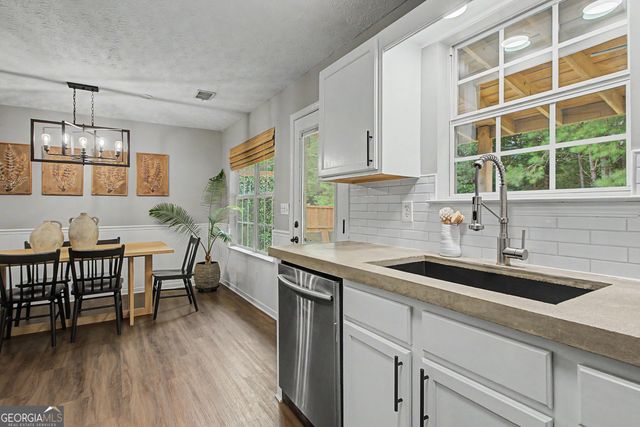 185 Creekside Drive, Grantville, GA 30220