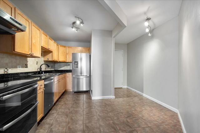 5320 N SHERIDAN Road 1902, Chicago, IL 60640