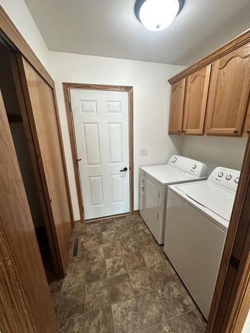 1133 Ellys WAY, Slinger, WI 53086