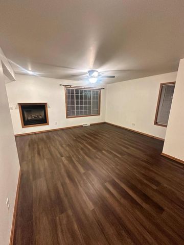 1133 Ellys WAY, Slinger, WI 53086