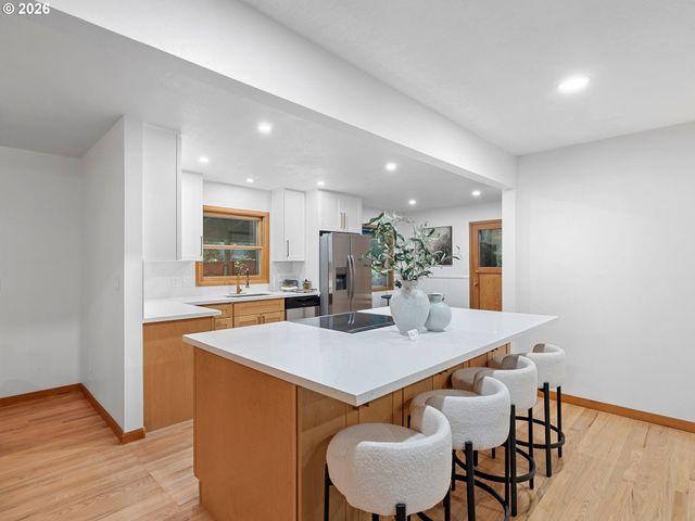 1760 KILKENNY Dr, Lake Oswego, OR 97034