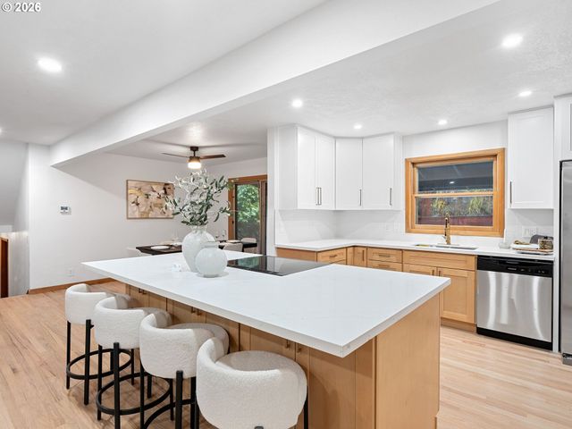 1760 KILKENNY Dr, Lake Oswego, OR 97034