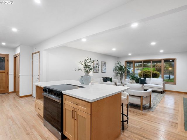 1760 KILKENNY Dr, Lake Oswego, OR 97034