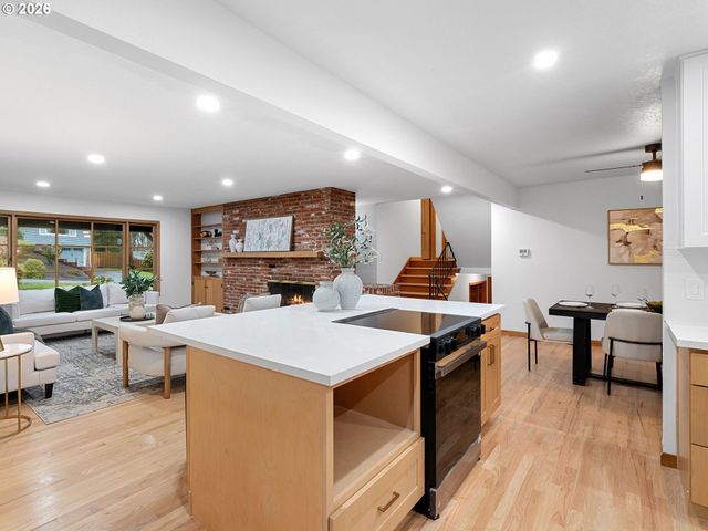 1760 KILKENNY Dr, Lake Oswego, OR 97034