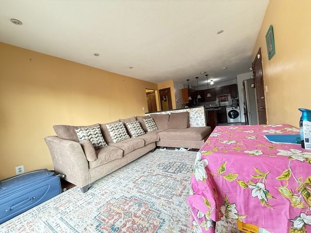 215 Washington Ave 9, Chelsea, MA 02150