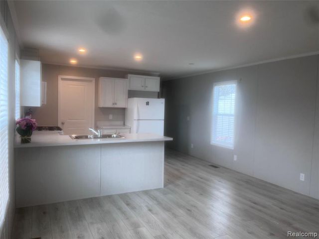 344 Boyne St, New Hudson, MI 48165