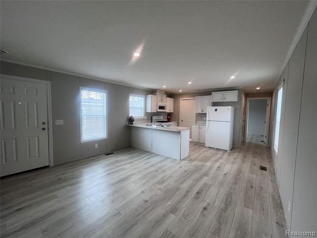 344 Boyne St, New Hudson, MI 48165