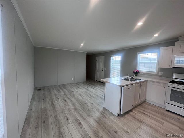 344 Boyne St, New Hudson, MI 48165