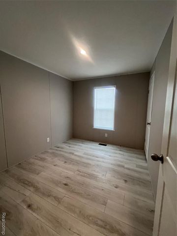 344 Boyne St, New Hudson, MI 48165