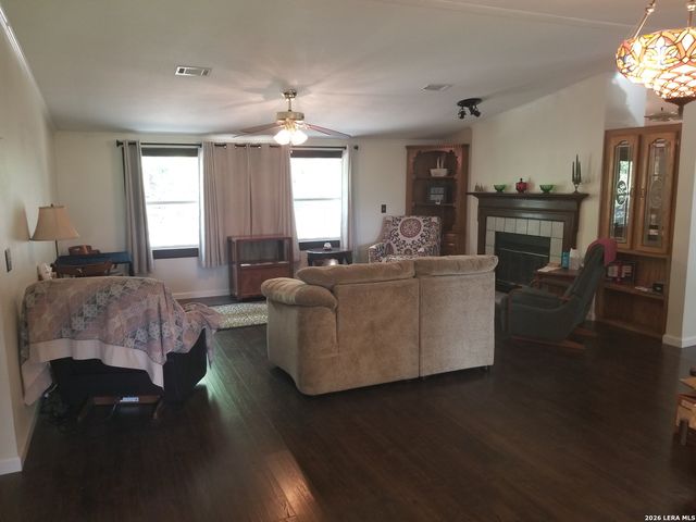 177 Laurel Ridge Dr, Lakehills, TX 78063