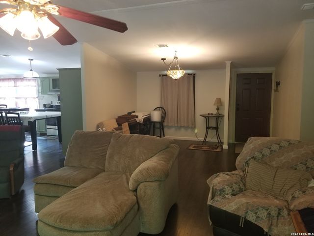 177 Laurel Ridge Dr, Lakehills, TX 78063