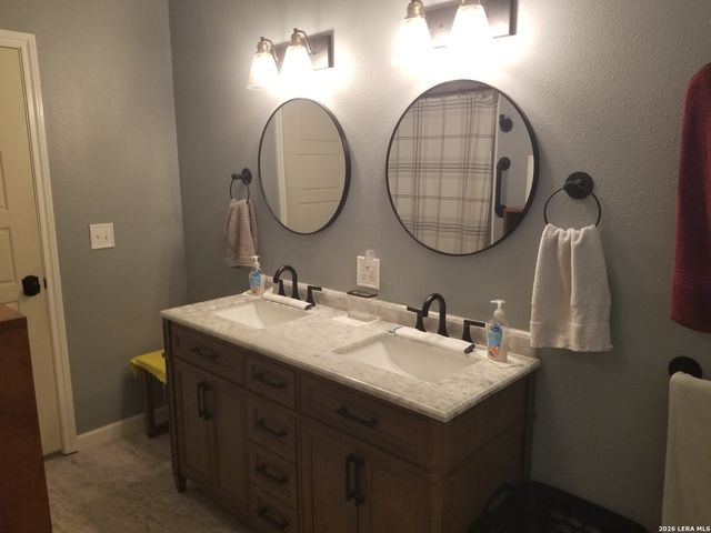 177 Laurel Ridge Dr, Lakehills, TX 78063