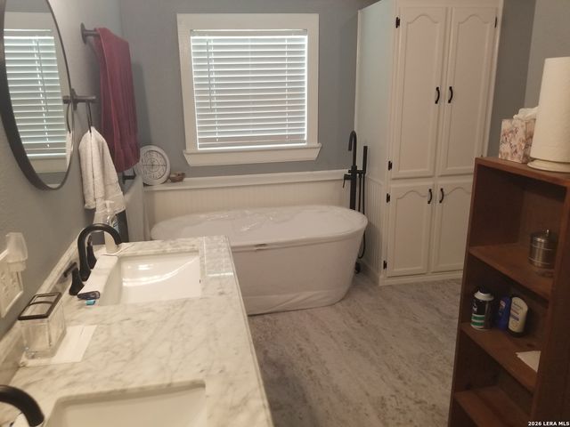 177 Laurel Ridge Dr, Lakehills, TX 78063