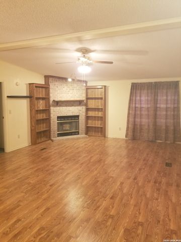 177 Laurel Ridge Dr, Lakehills, TX 78063
