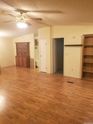 177 Laurel Ridge Dr, Lakehills, TX 78063