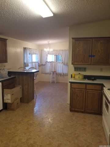 177 Laurel Ridge Dr, Lakehills, TX 78063