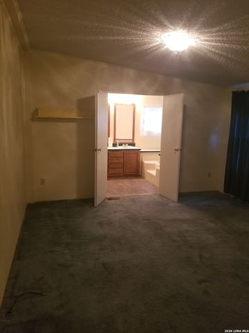 177 Laurel Ridge Dr, Lakehills, TX 78063