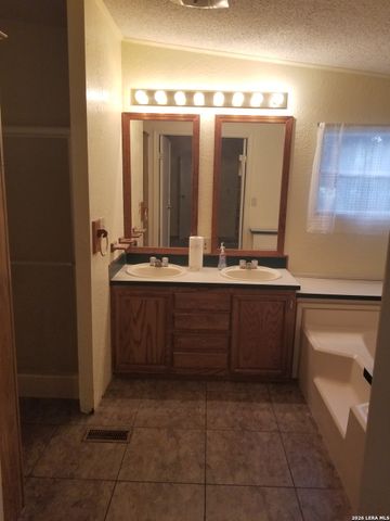 177 Laurel Ridge Dr, Lakehills, TX 78063