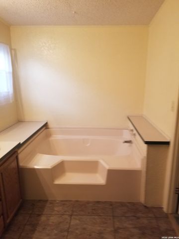 177 Laurel Ridge Dr, Lakehills, TX 78063