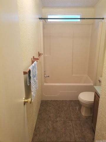 177 Laurel Ridge Dr, Lakehills, TX 78063