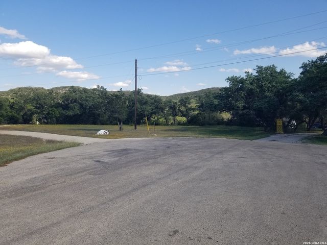 177 Laurel Ridge Dr, Lakehills, TX 78063