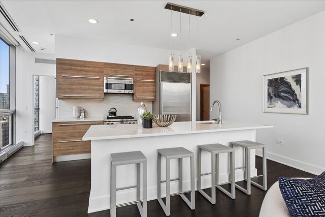 110 W Superior Street 1602, Chicago, IL 60654