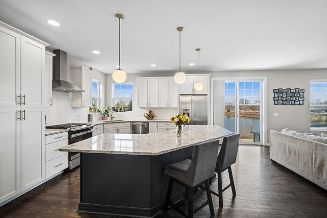 142 Roman Lane, Hawthorn Woods, IL 60047