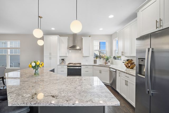 142 Roman Lane, Hawthorn Woods, IL 60047