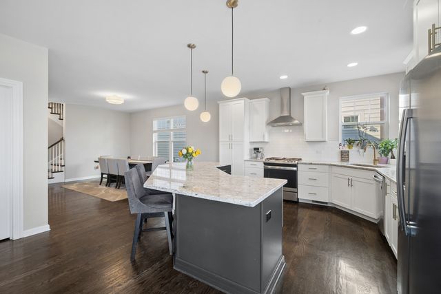 142 Roman Lane, Hawthorn Woods, IL 60047