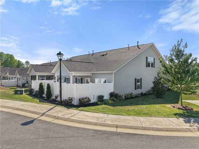 1402 Hunting Hawk Lane, Kernersville, NC 27284