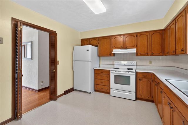 542 Maple Avenue, Smithville, MO 64089