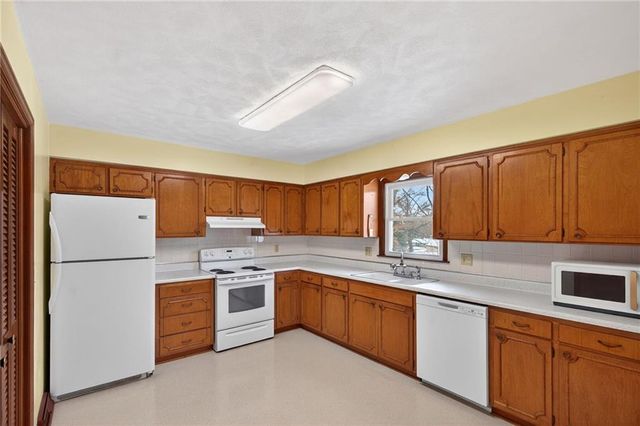 542 Maple Avenue, Smithville, MO 64089