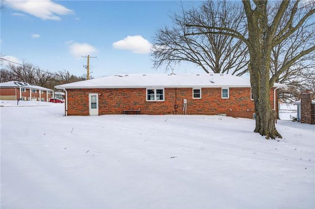 542 Maple Avenue, Smithville, MO 64089