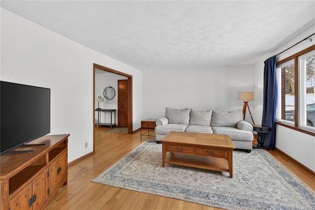 542 Maple Avenue, Smithville, MO 64089